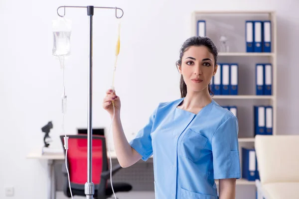 Junge Ärztin im Infusionskonzept — Stockfoto