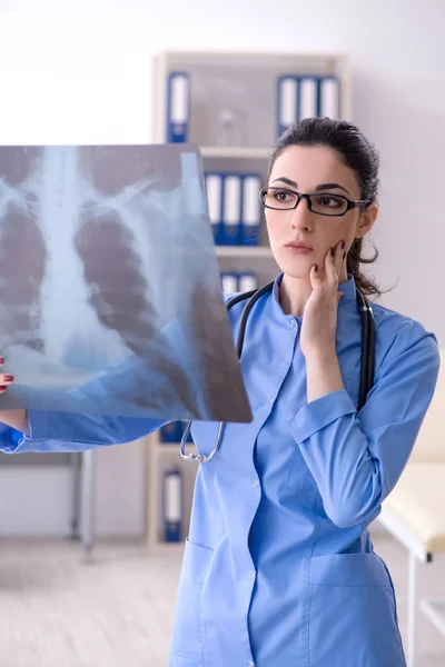 Jonge vrouwelijke arts radioloog werkzaam in de kliniek — Stockfoto