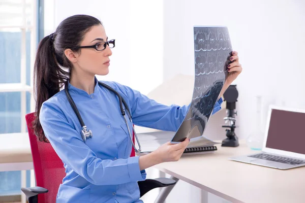 Ung kvinnlig läkare radiolog arbetar på kliniken — Stockfoto