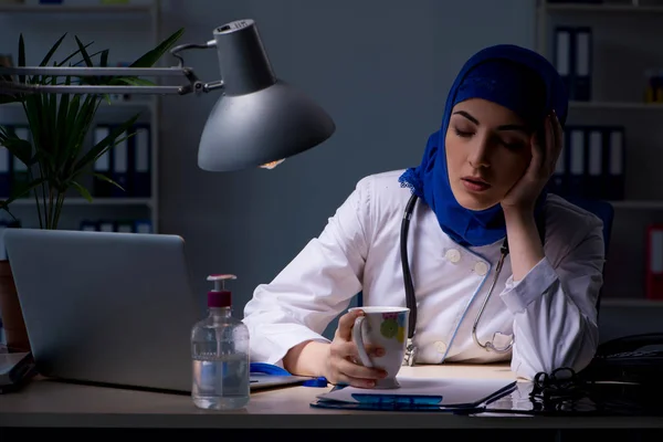 Arabe femme médecin travaillant à la clinique la nuit — Photo