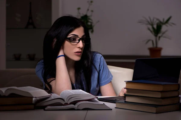 Jeune étudiante se préparant aux examens la nuit — Photo