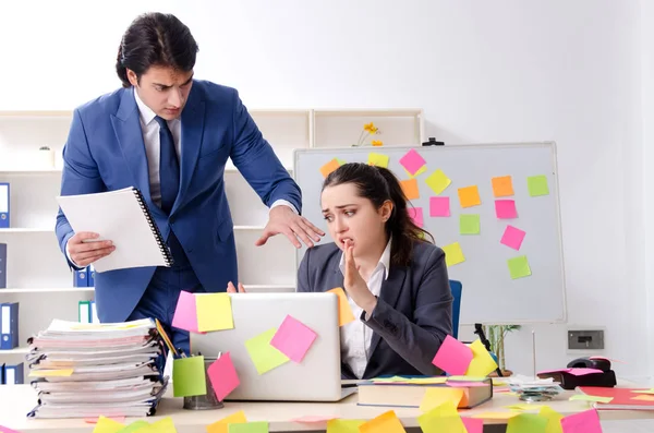 Dos colegas empleados que trabajan en la oficina — Foto de Stock