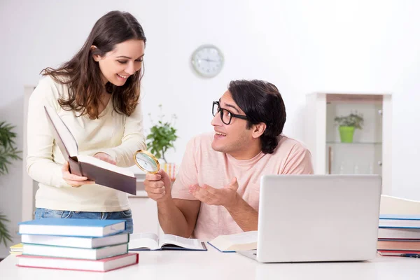 Estudantes se preparando para o exame juntos em casa — Fotografia de Stock