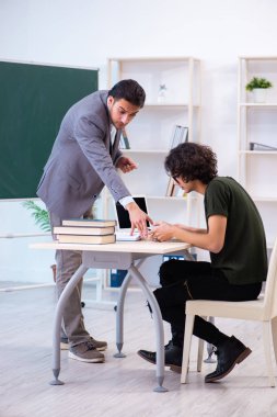 Genç öğretmen ve öğrenci sınıfta. 