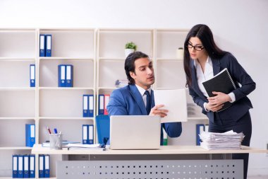 Ofiste çalışan iki çalışan. 