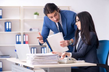 Ofiste çalışan iki çalışan. 