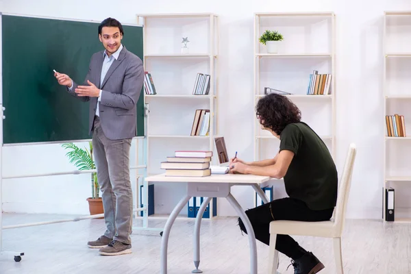 Jonge leraar en student in de klas — Stockfoto