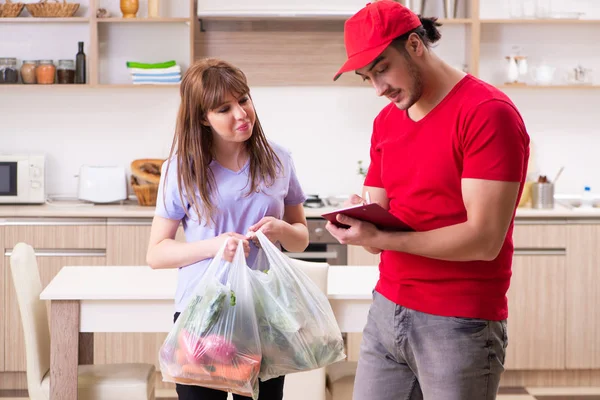 Giovane corriere maschile nel concetto di consegna di cibo — Foto Stock