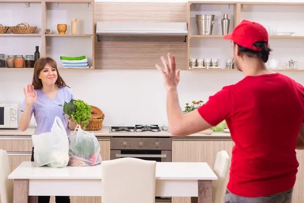 Giovane corriere maschile nel concetto di consegna di cibo — Foto Stock