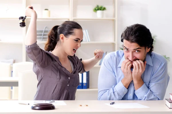 Familia joven en el concepto de divorcio matrimonial —  Fotos de Stock