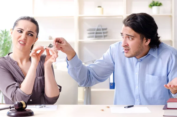 Familia joven en el concepto de divorcio matrimonial —  Fotos de Stock