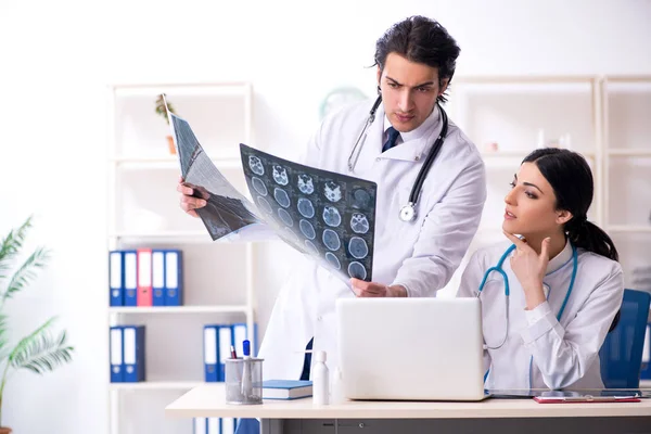 Dva mladí doktoři pracující na klinice — Stock fotografie