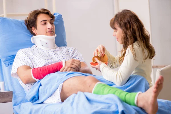 Amada esposa cuidando do marido ferido no hospital — Fotografia de Stock