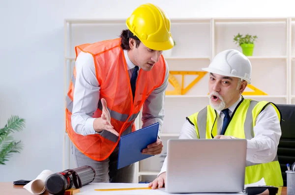 Two engineers colleagues working under project — Stock Photo, Image