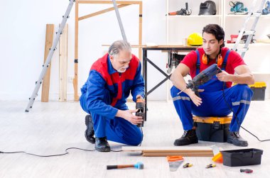 İki profesyonel Müteahhitler evde parke döşeme  