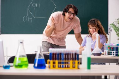 İki kimyagerler Öğrenciler sınıfta 