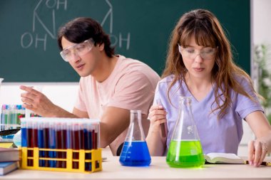 İki kimyagerler Öğrenciler sınıfta 