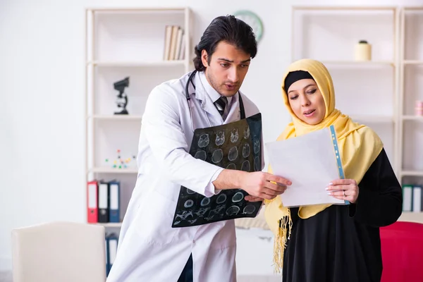 Arabische Patientin besucht männlichen Arzt — Stockfoto