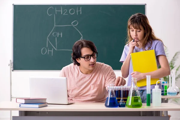 Dos estudiantes de química en el aula —  Fotos de Stock