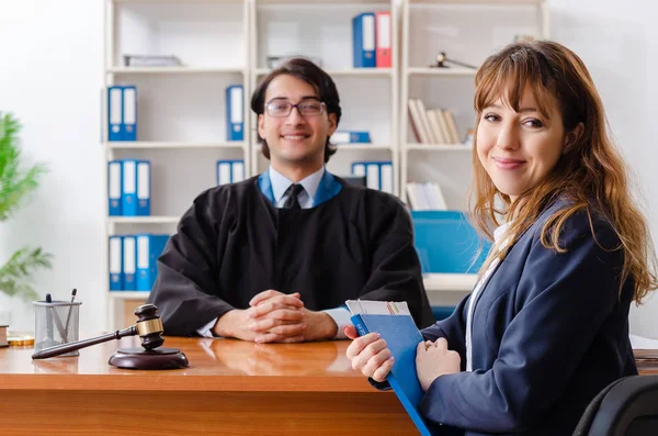 Mujer joven visitando a abogado masculino — Foto de Stock