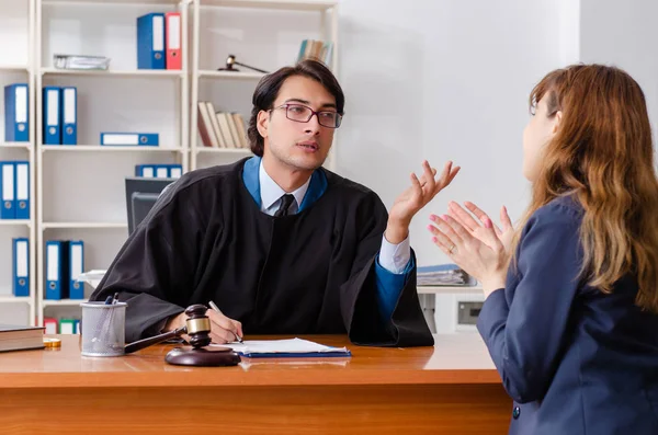 Jonge vrouw op bezoek bij mannelijke advocaat — Stockfoto