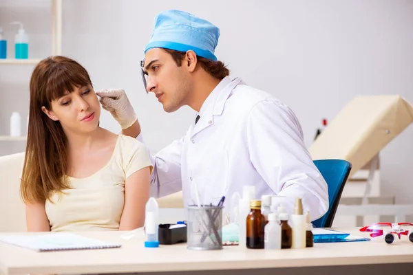 Joven mujer visting masculino médico otorrinolaringólogo — Foto de Stock