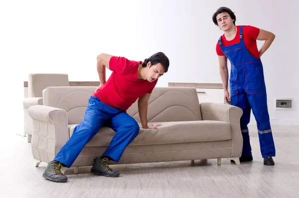 Dois jovens empregados contratados movendo pertences pessoais — Fotografia de Stock