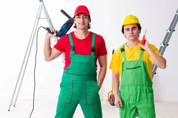 Two workers contractors working indoors — Stock Photo, Image