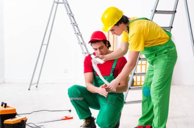 Yaralı işçi ve iş arkadaşı 