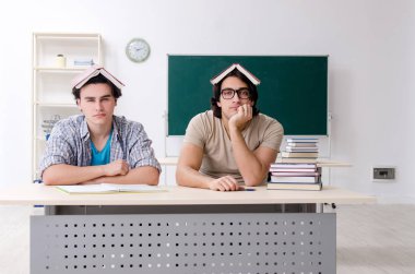 Sınıfta iki erkek öğrenci var. 