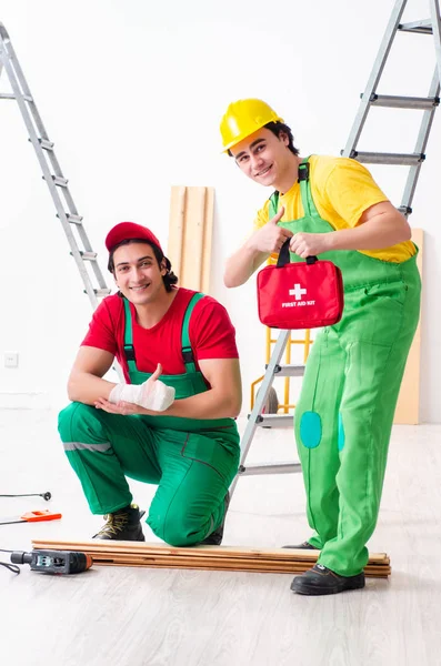 Injured worker and his workmate — Stock Photo, Image