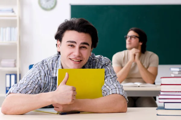 Zwei männliche Schüler im Klassenzimmer — Stockfoto