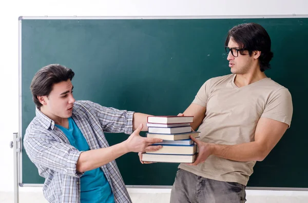 Twee mannelijke leerlingen in de klas — Stockfoto