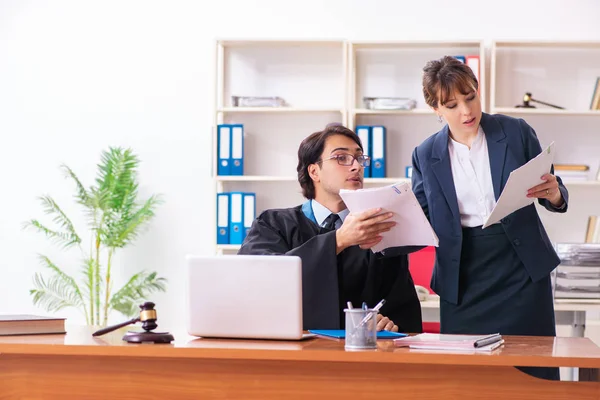 Due avvocati che lavorano in ufficio — Foto Stock