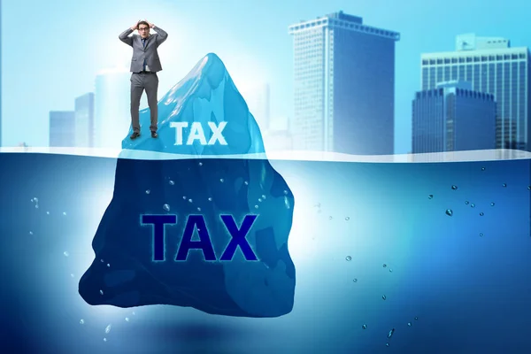 Концепция налоговых платежей с айсбергом — стоковое фото