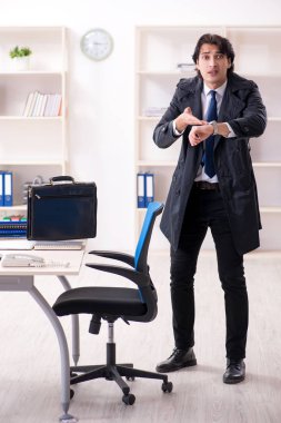 Ofisteki genç erkek çalışanın zaman yönetimi kavramı 