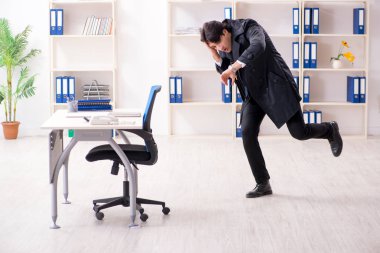 Ofisteki genç erkek çalışanın zaman yönetimi kavramı 