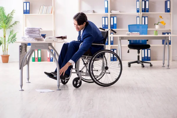 Giovane dipendente di sesso maschile in sedia a rotelle che lavora in ufficio — Foto Stock