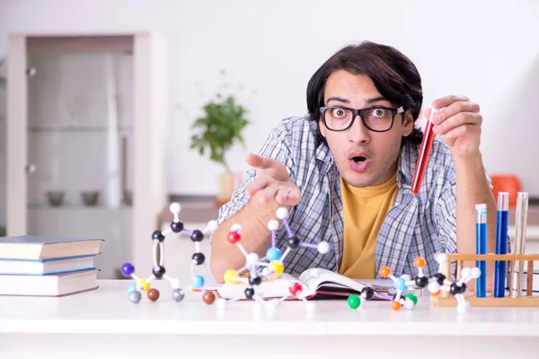 Young student physicist preparing for exam at home — Stock Photo, Image