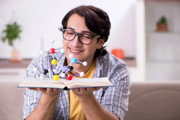 Joven estudiante físico preparándose para el examen en casa — Foto de Stock