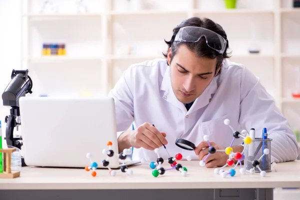 Joven científico masculino trabajando en el laboratorio — Foto de Stock