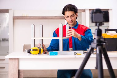 Genç müteahhit blogu için video kaydediyor. 