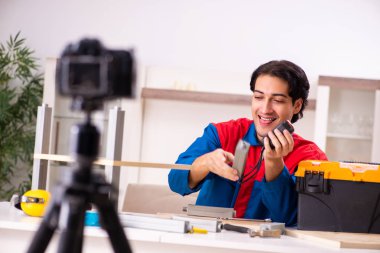 Genç müteahhit blogu için video kaydediyor. 