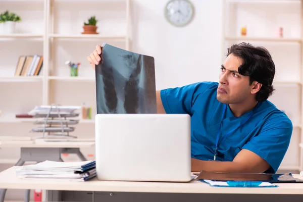 Ung snygg läkare radiolog arbetar på kliniken — Stockfoto