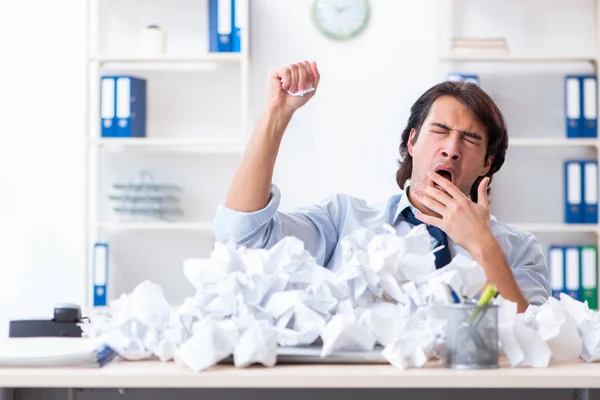 Geschäftsmann lehnt neue Ideen mit vielen Papieren ab — Stockfoto