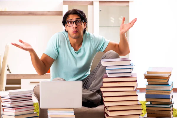 Estudante do sexo masculino com muitos livros em casa — Fotografia de Stock