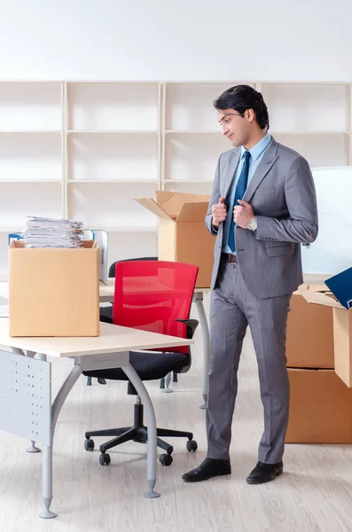 Jeune homme employé avec des boîtes dans le bureau — Photo