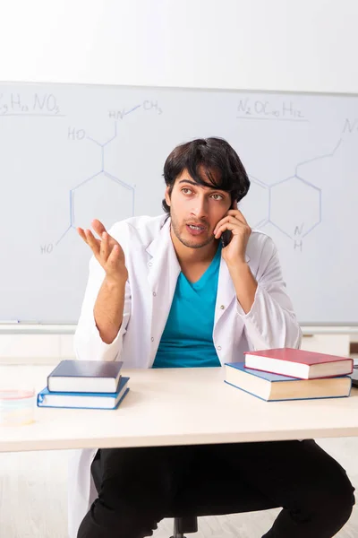 Junge Chemiestudentin im Klassenzimmer — Stockfoto