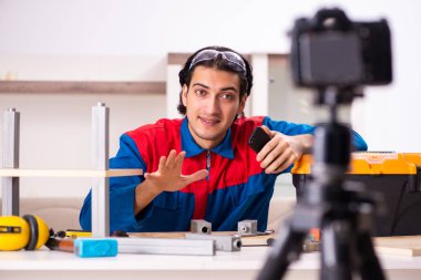 Genç müteahhit blogu için video kaydediyor. 