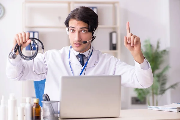 Jeune médecin masculin dans le concept de télémédecine — Photo